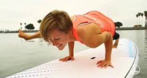 How-To-Do-Hurdlers-Pose-To-Chin-Stand-on-a-Paddleboard-by-San-Diego-Paddle-Yoga