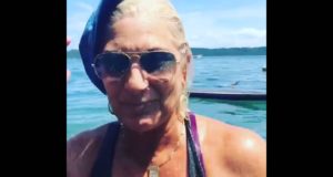 Mom-Teaches-Paddle-Board-Lesson-and-Falls