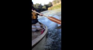 Paddling-a-canoe-solo-without-correction-strokes-2