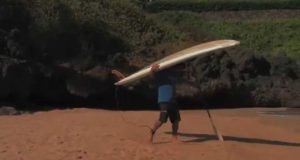 SUP-instruction-with-Dave-Kalama-Lesson-02-Pick-Up-Board-InflatableSUP.eu_